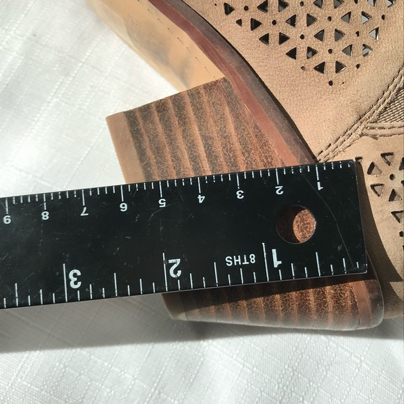 Vince Camuto tan mesh leather m booties size 7.5 - Picture 8 of 8